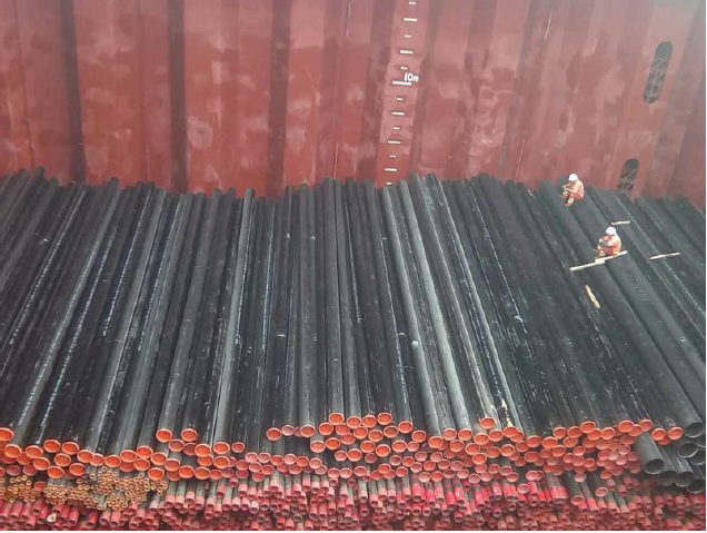 2200吨碳钢管在天津港装货